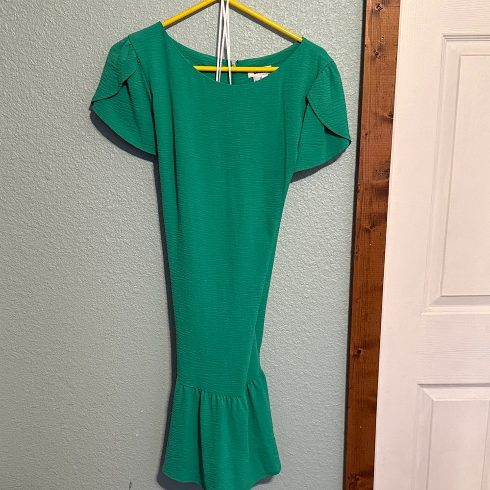 DKNY flattering Green Flutter Sleeve Ruffle Hem Dress